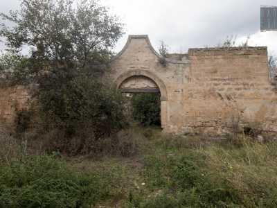 Di fronte invece si apre il portale d�ingresso a tutto sesto, ormai del tutto privo del portone